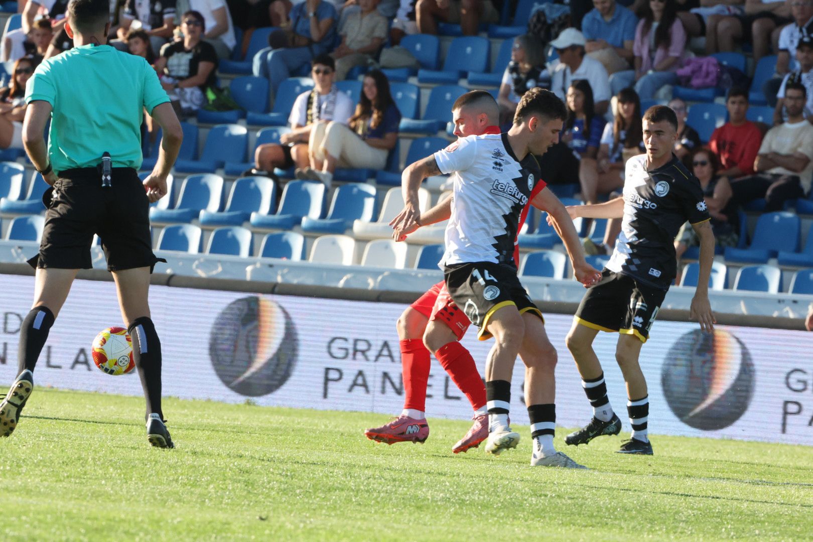 El debut ligero de Unionistas con 3.000 personas en el Reina Sofía
