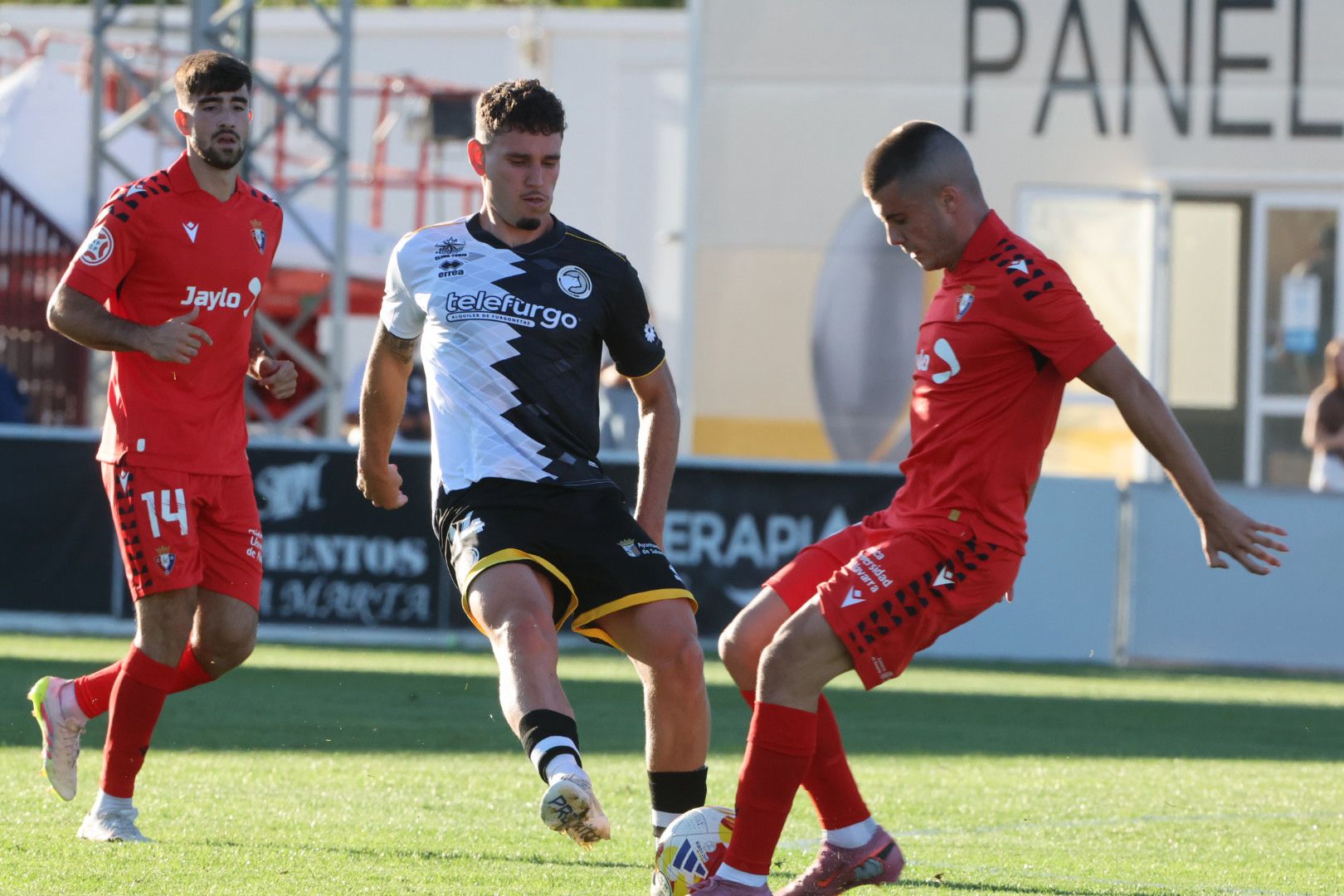 El debut ligero de Unionistas con 3.000 personas en el Reina Sofía