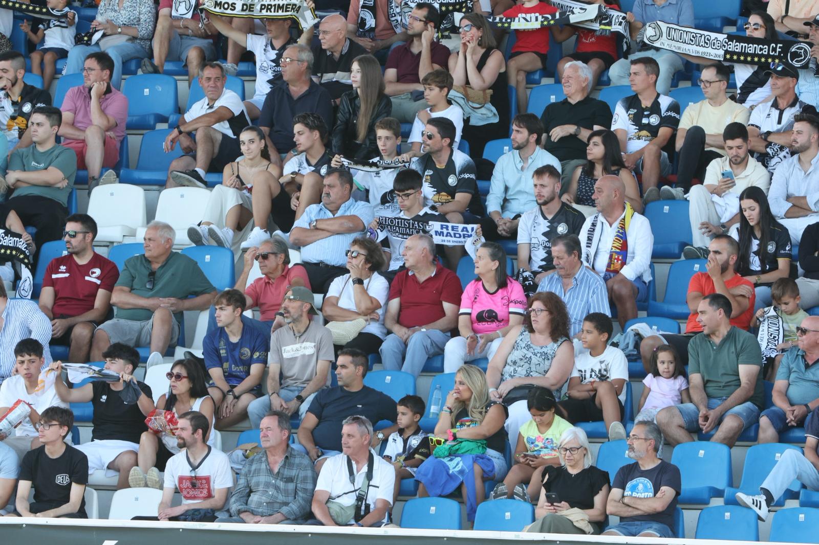 El debut ligero de Unionistas con 3.000 personas en el Reina Sofía