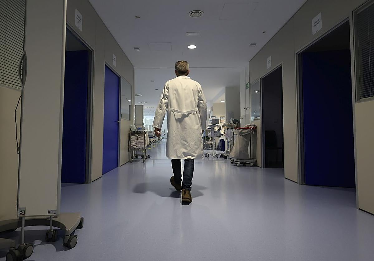 Un sanitario se traslada por uno de los pasillos del Hospital de Salamanca.