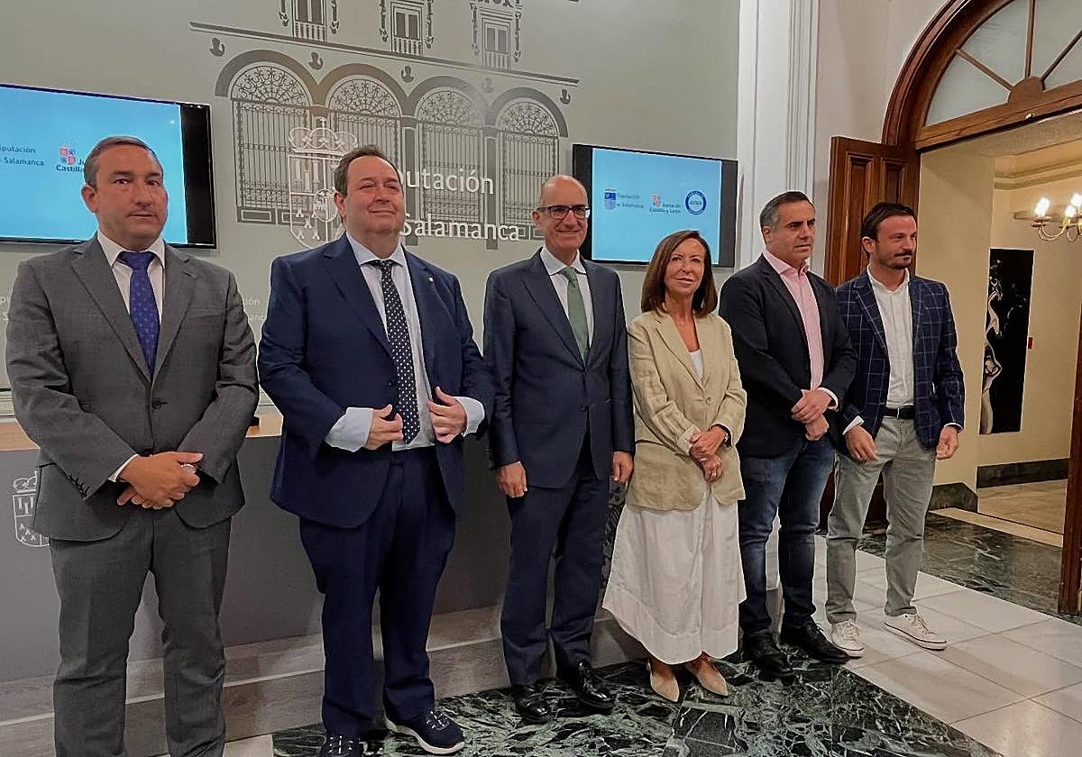 La directora general de Comercio y Consumo, María Pettit; el presidente de la Diputación de Salamanca, Javier Iglesias y el presidente de AESCO, Benjamín Crespo junto al resto de autoridades y cargos en la presentación.