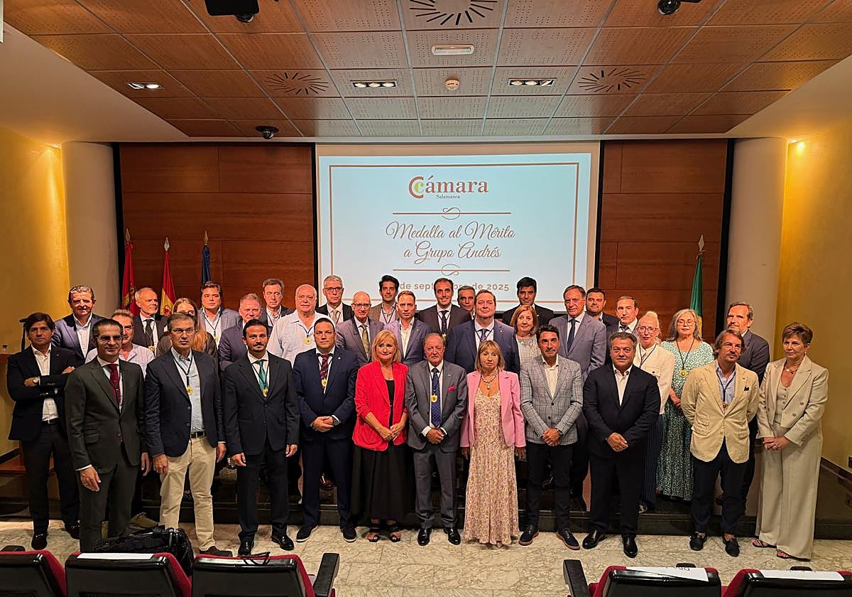 Foto de familia de la entrega la Medalla al Mérito Empresarial al Grupo Andrés.