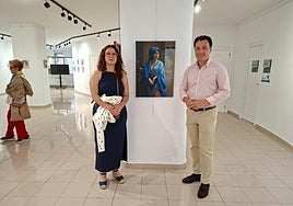 Pedro Martínez, junto con la autora de la exposición Jimena Calvo Cuadrado.
