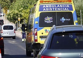 Una ambulancia se dirige al hospital de Salamanca en una imagen de archivo.