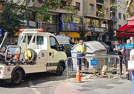 La Policía Local valla el árbol caído en el paseo del Doctor Torres Villarroel.