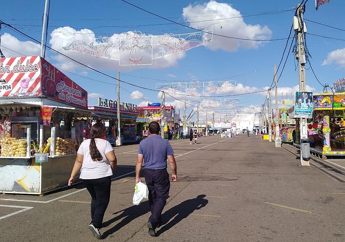 Dos personas recorren una calle del recinto ferial de La Aldehuela.