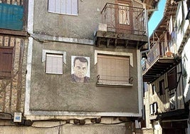 La casa típica en venta en el pueblo de Salamanca que adorna sus fachadas con retratos de los vecinos