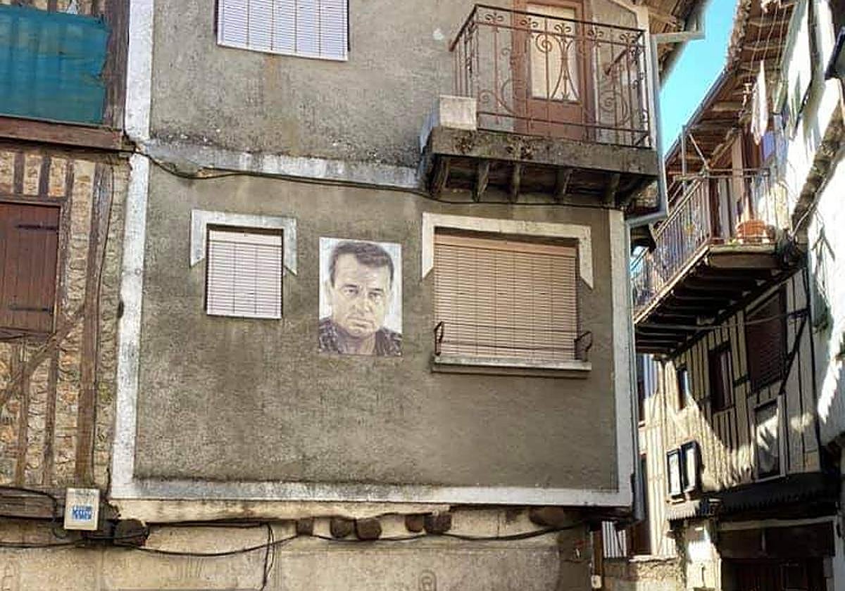 La casa típica en venta en el pueblo de Salamanca que adorna sus fachadas con retratos de los vecinos