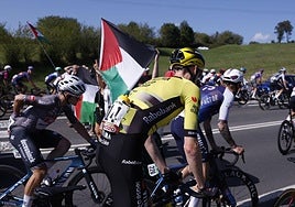 Los ciclistas al inicio de la etapa 13 de la Vuelta Ciclista a España 2025 disputada entre el Cabezón de la Sal, y L'Angliru, de 202,7km de recorrido, este viernes.