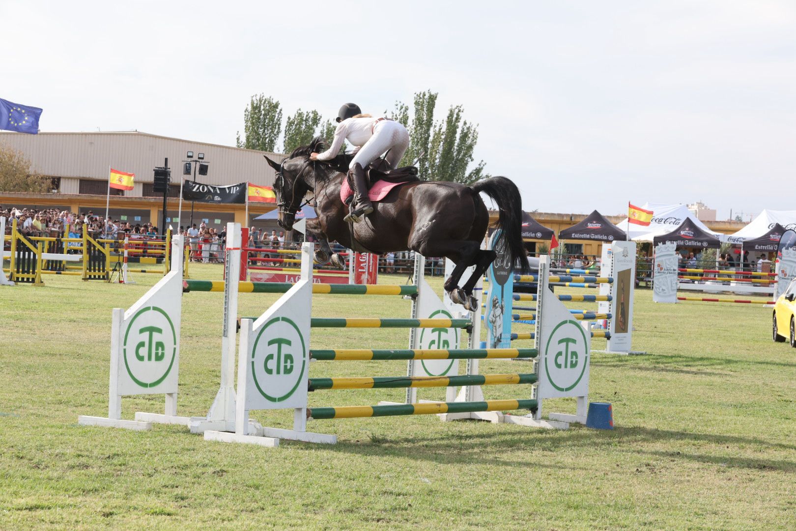 El Concurso Hípico de Salamanca vive su segunda jornada con saltos de altura y una gran expectación