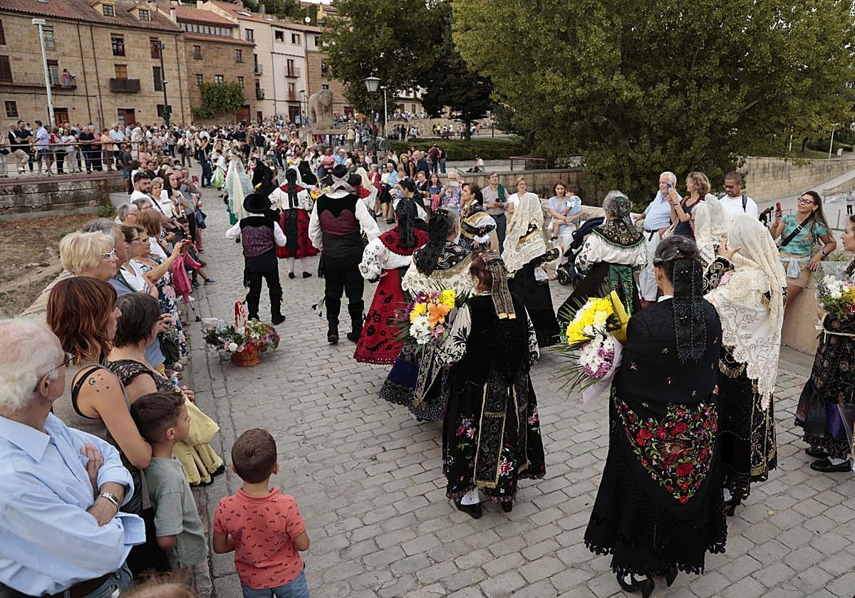 Ofrenda floral a la Virgen de la Vega en Salamanca.