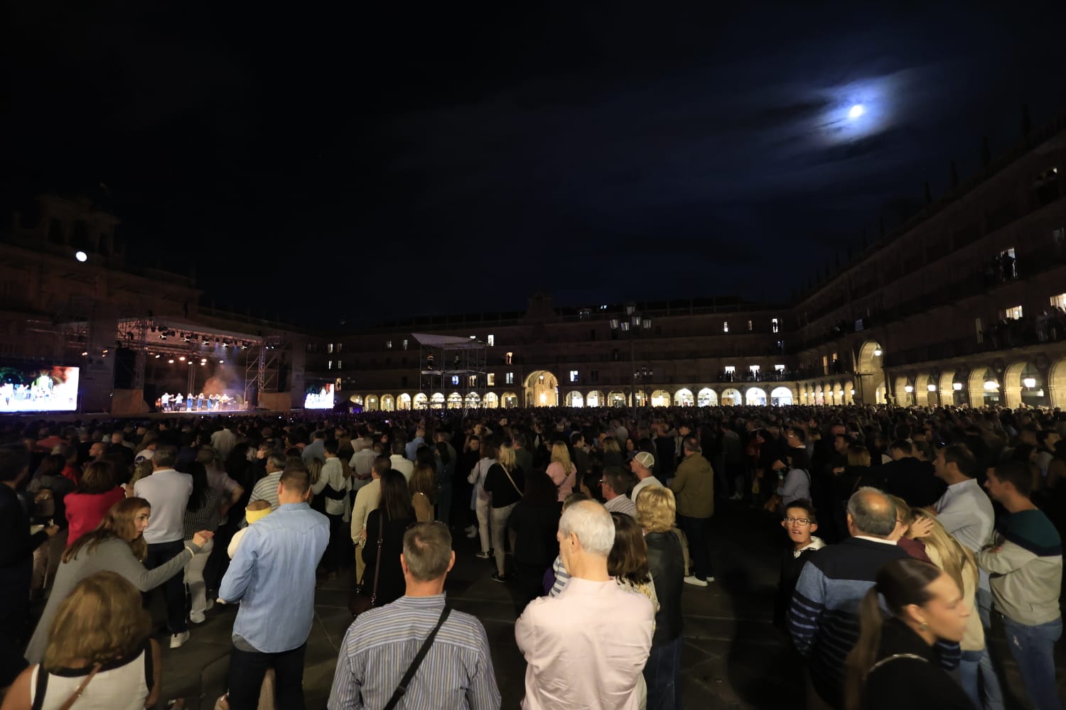 Fiesta flamenca en una Plaza Mayor a rebosar con Siempre Así