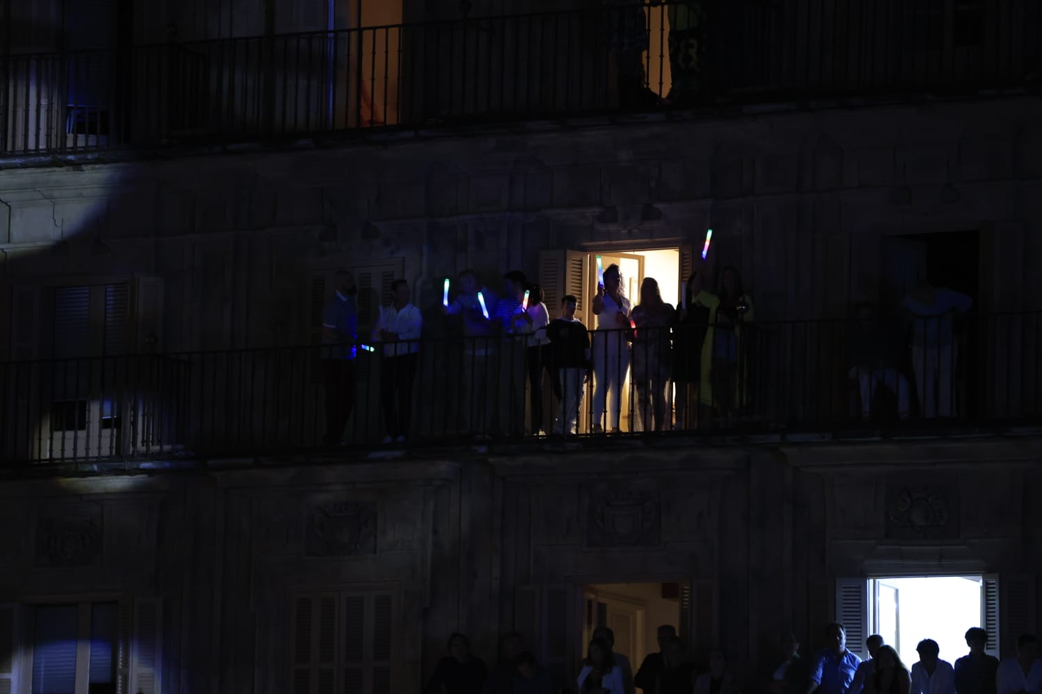 Fiesta flamenca en una Plaza Mayor a rebosar con Siempre Así