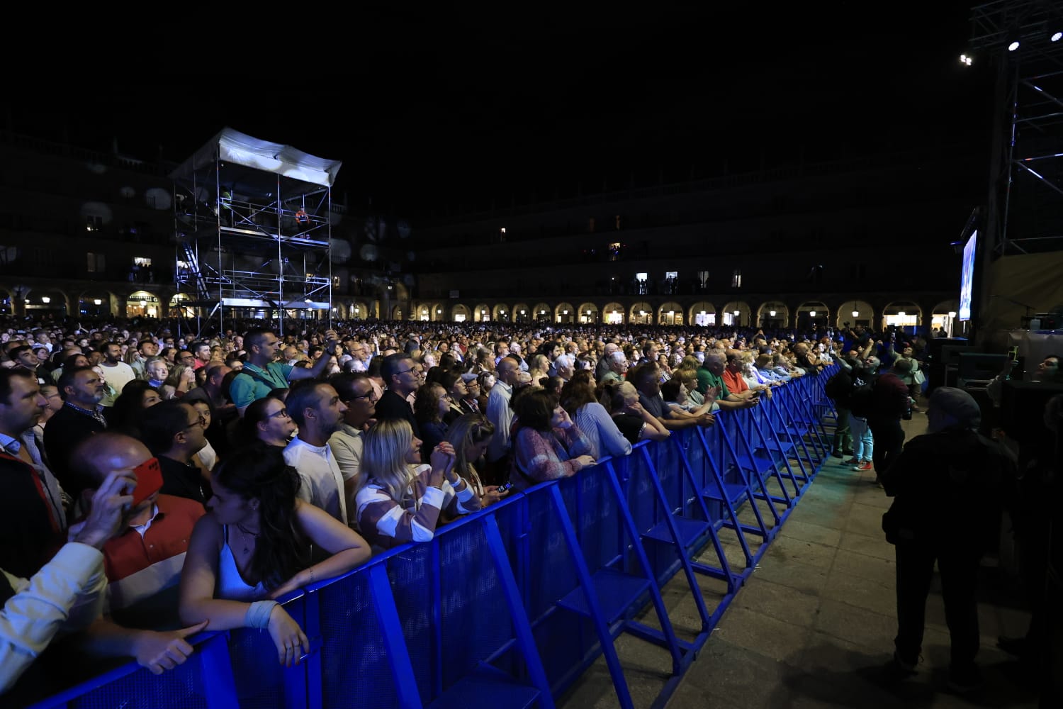 Fiesta flamenca en una Plaza Mayor a rebosar con Siempre Así