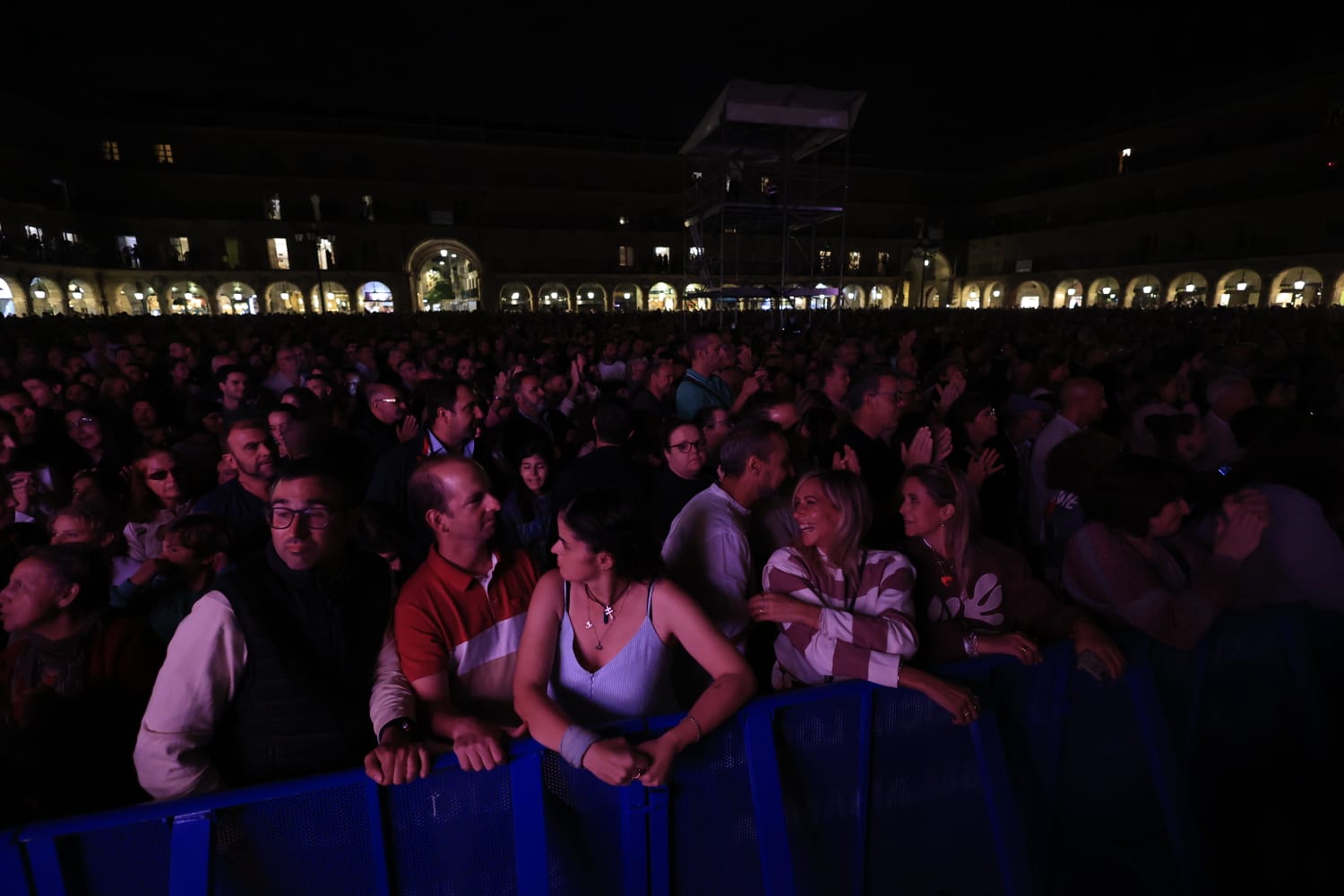 Fiesta flamenca en una Plaza Mayor a rebosar con Siempre Así