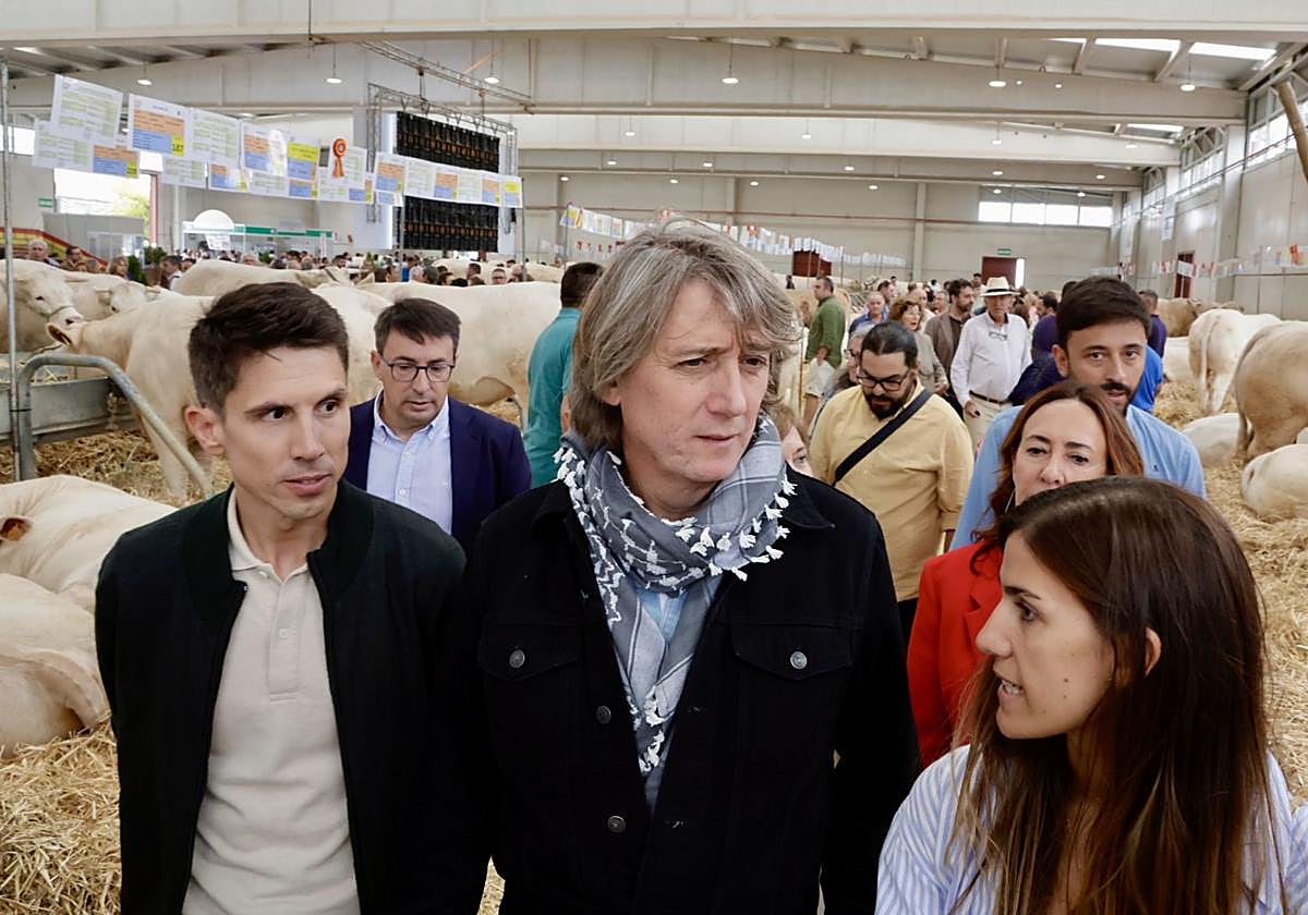 Carlos Martínez, con cargos socialistas durante su visita a Salamaq.