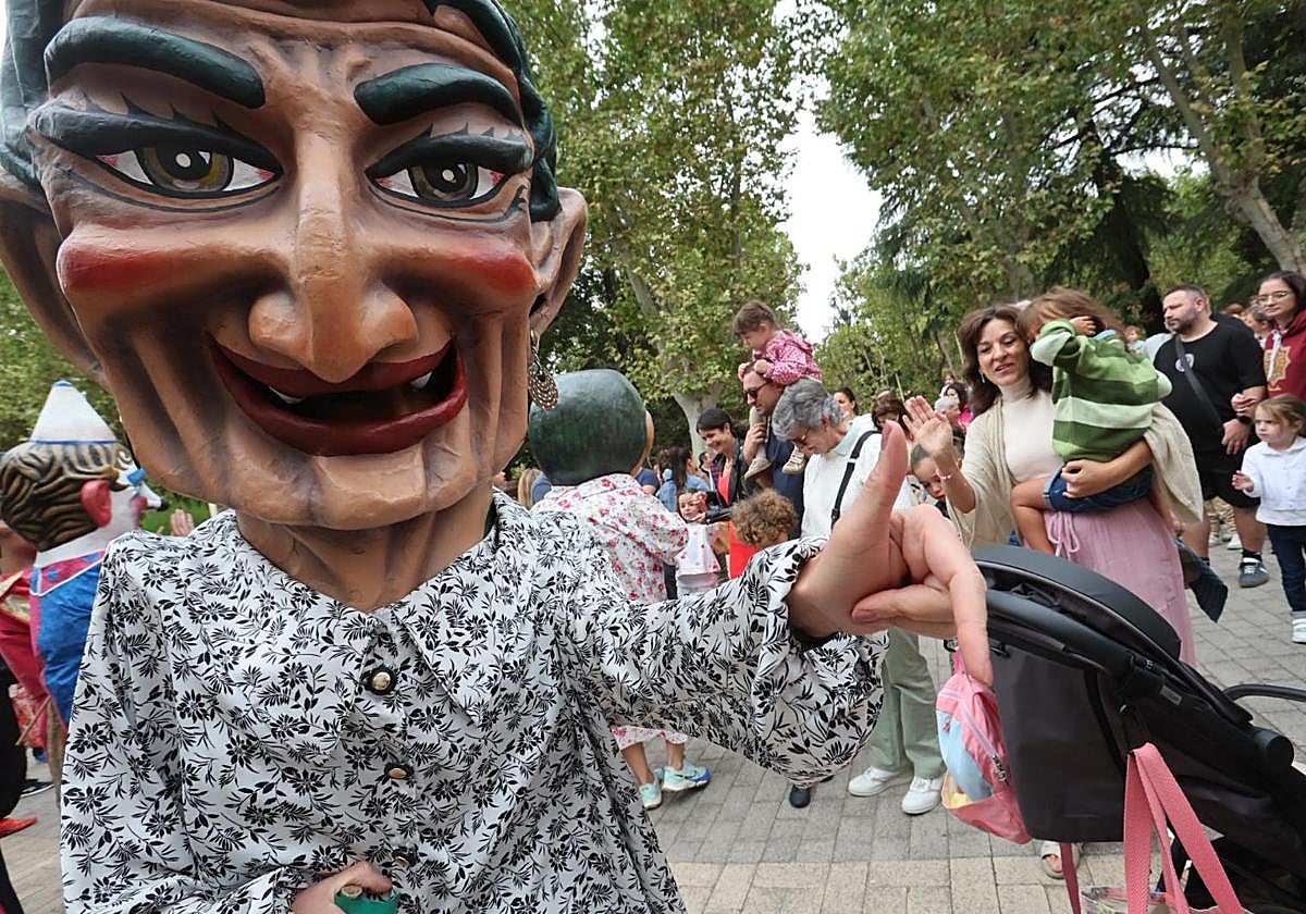 La diversión toma la salida desde La Alamedilla para cabezudos y moteros