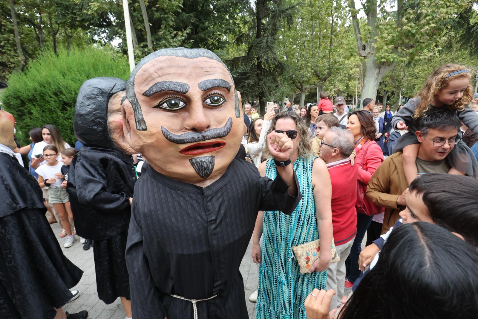 La diversión toma la salida desde La Alamedilla para cabezudos y moteros
