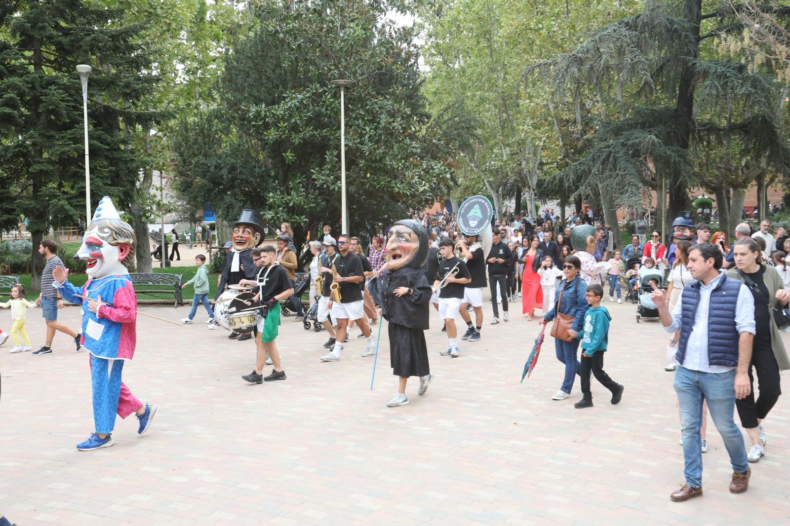 La diversión toma la salida desde La Alamedilla para cabezudos y moteros