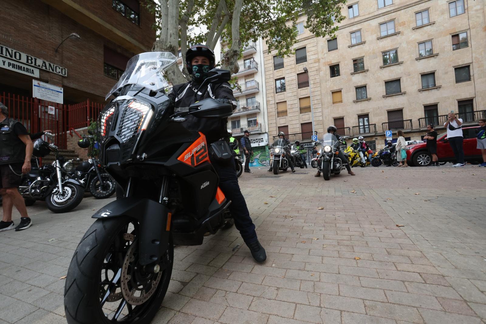 La diversión toma la salida desde La Alamedilla para cabezudos y moteros