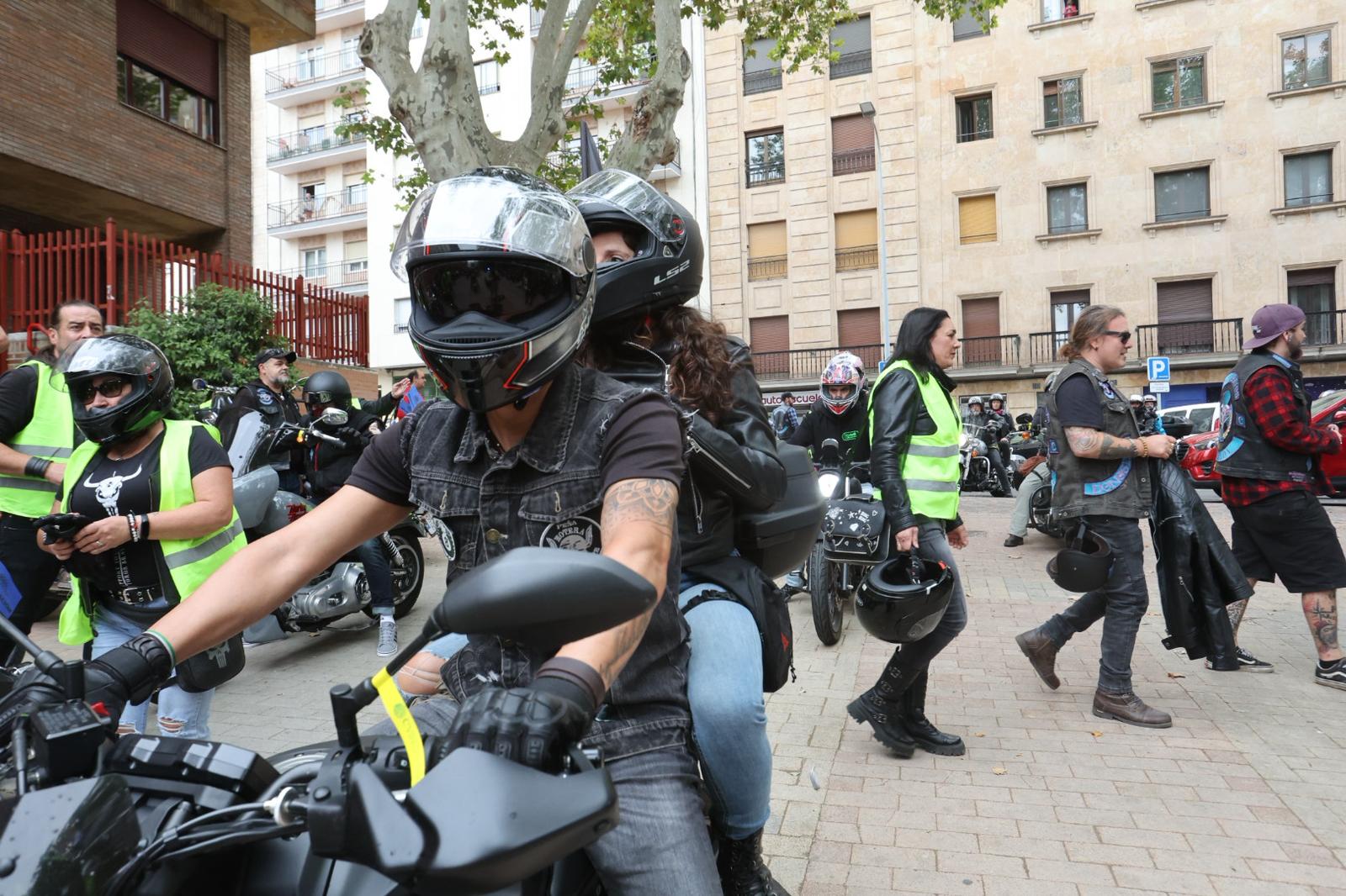 La diversión toma la salida desde La Alamedilla para cabezudos y moteros