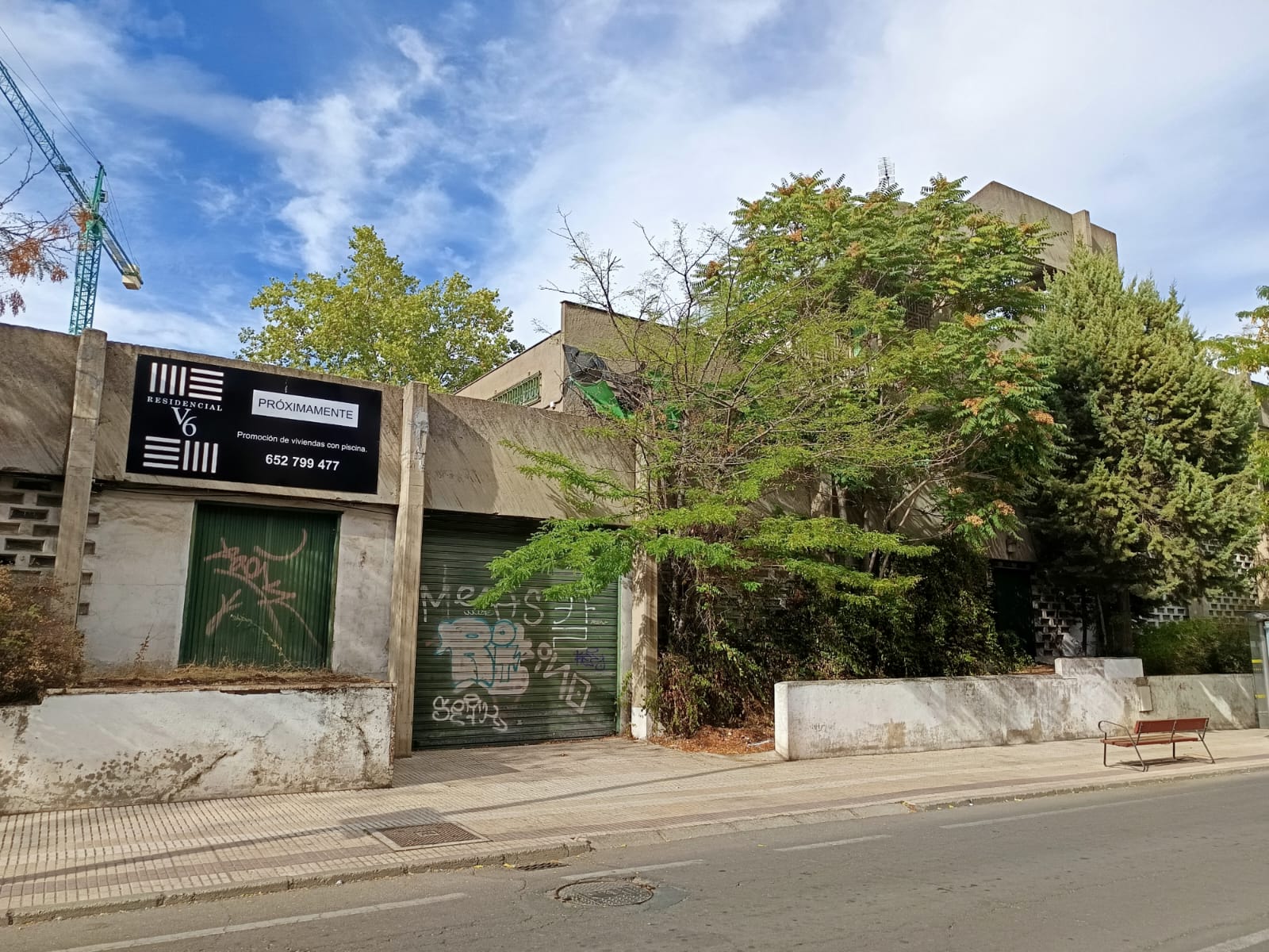 El edificio en el que ya se anuncia la futura promoción de viviendas con piscina.