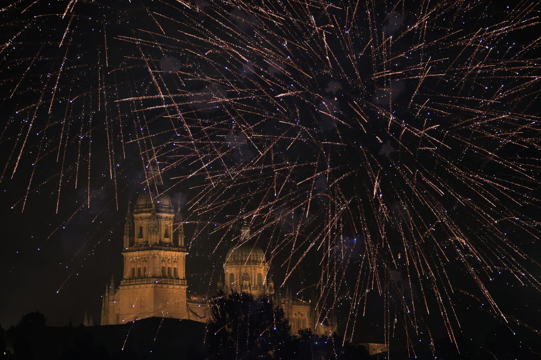 Los fuegos artificiales colorean el cielo de Salamanca
