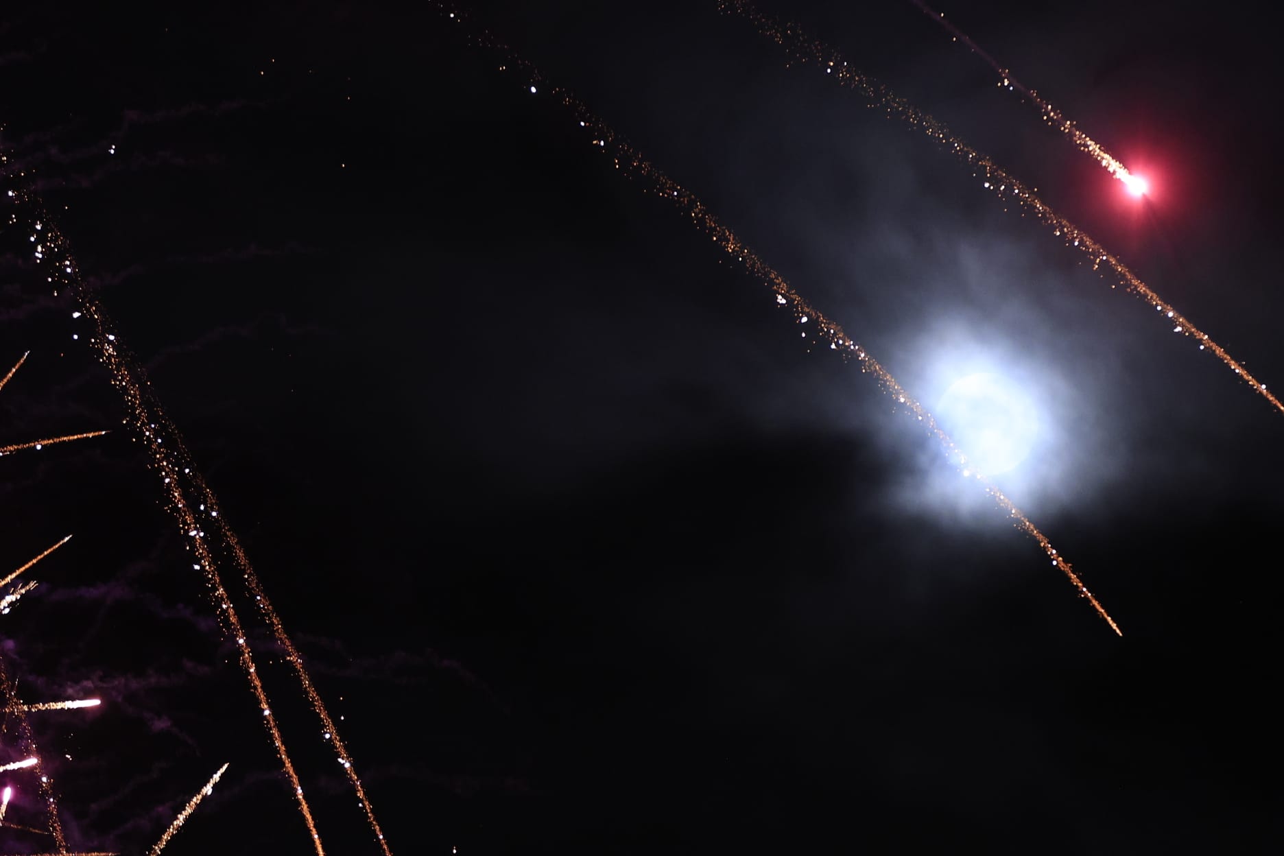 Los fuegos artificiales colorean el cielo de Salamanca