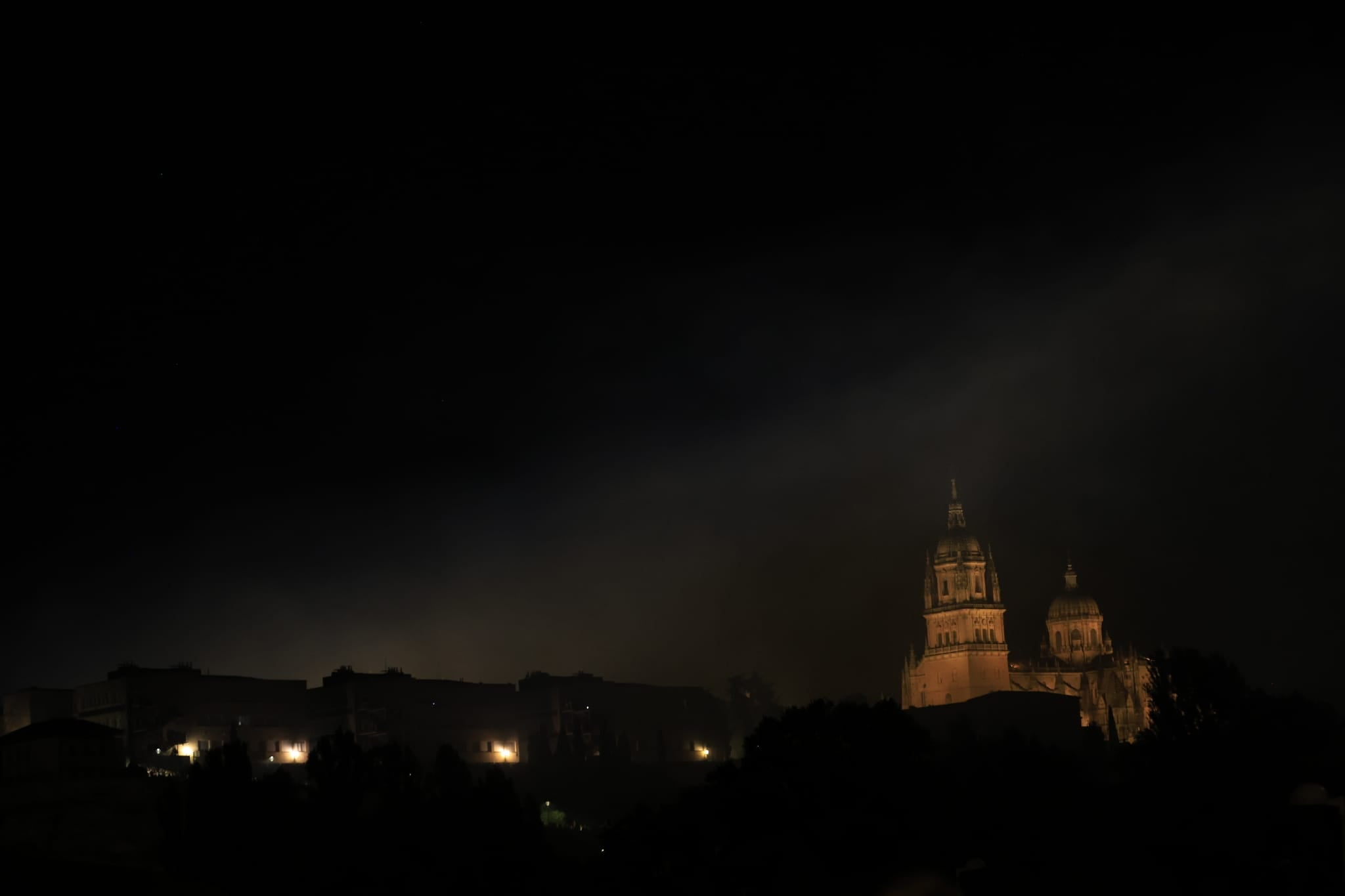 Los fuegos artificiales colorean el cielo de Salamanca