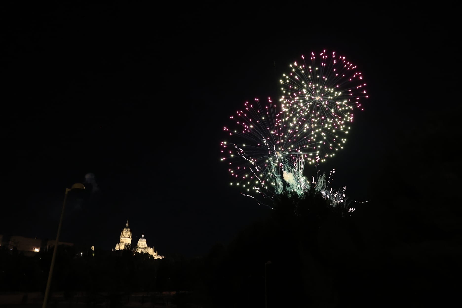 Los fuegos artificiales colorean el cielo de Salamanca