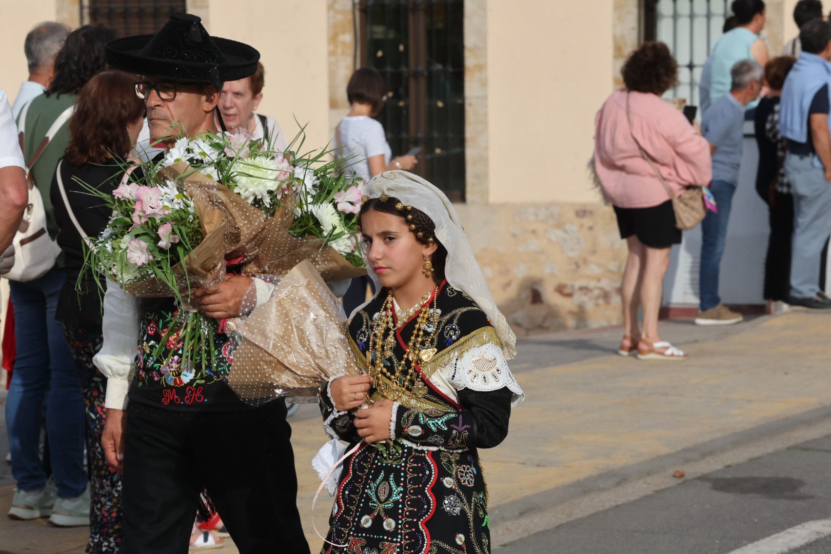 Devoción y tradición en la Ofrenda Floral en honor a Santa María de la Vega