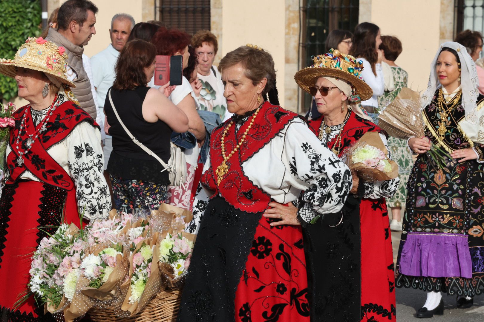 Devoción y tradición en la Ofrenda Floral en honor a Santa María de la Vega