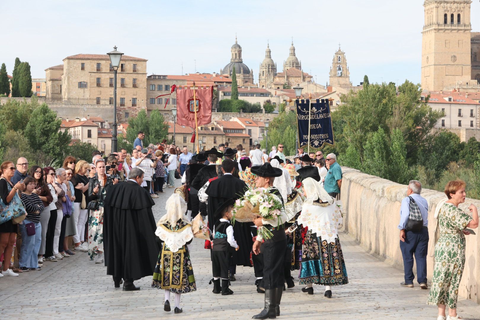 Devoción y tradición en la Ofrenda Floral en honor a Santa María de la Vega