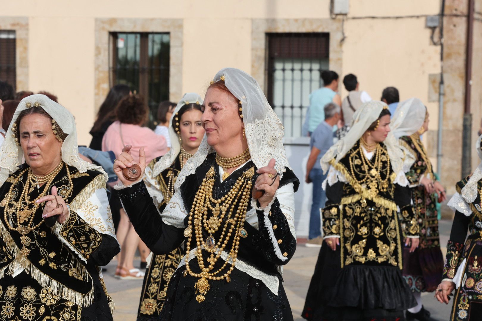 Devoción y tradición en la Ofrenda Floral en honor a Santa María de la Vega