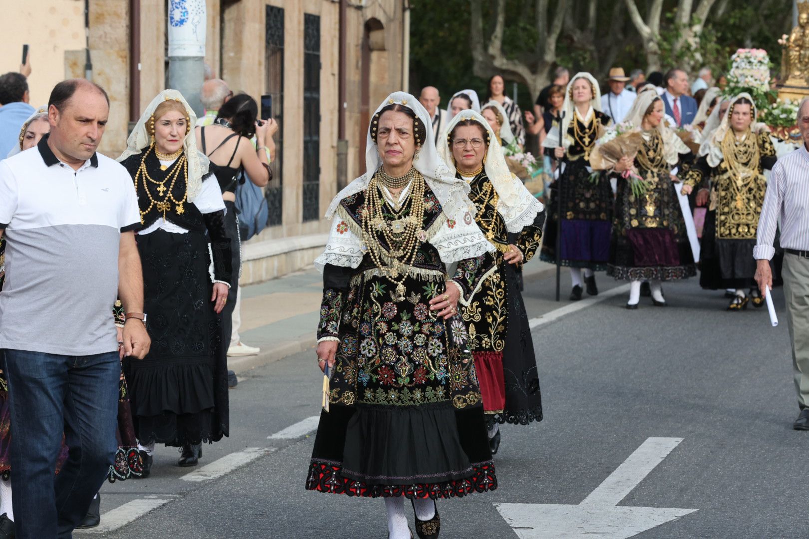 Devoción y tradición en la Ofrenda Floral en honor a Santa María de la Vega