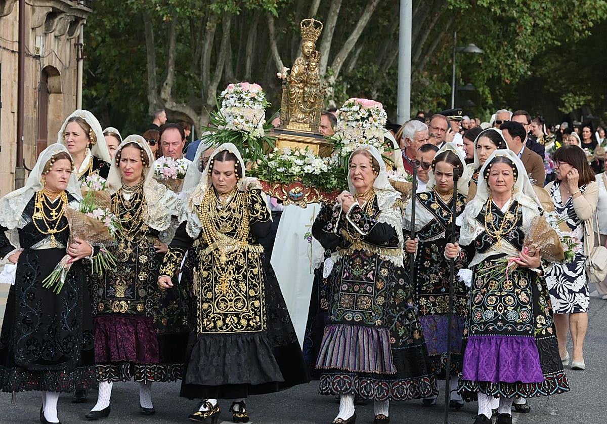 Devoción y tradición en la Ofrenda Floral en honor a Santa María de la Vega