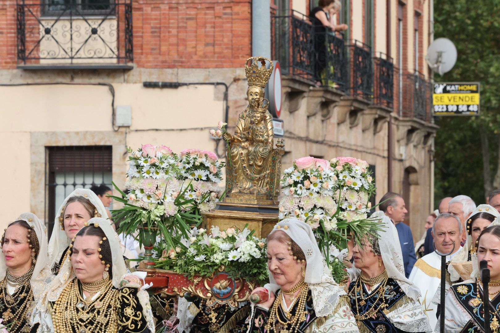 Devoción y tradición en la Ofrenda Floral en honor a Santa María de la Vega