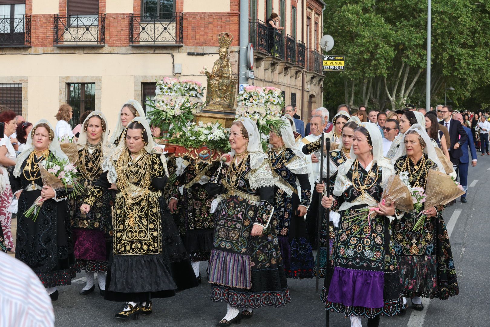 Devoción y tradición en la Ofrenda Floral en honor a Santa María de la Vega