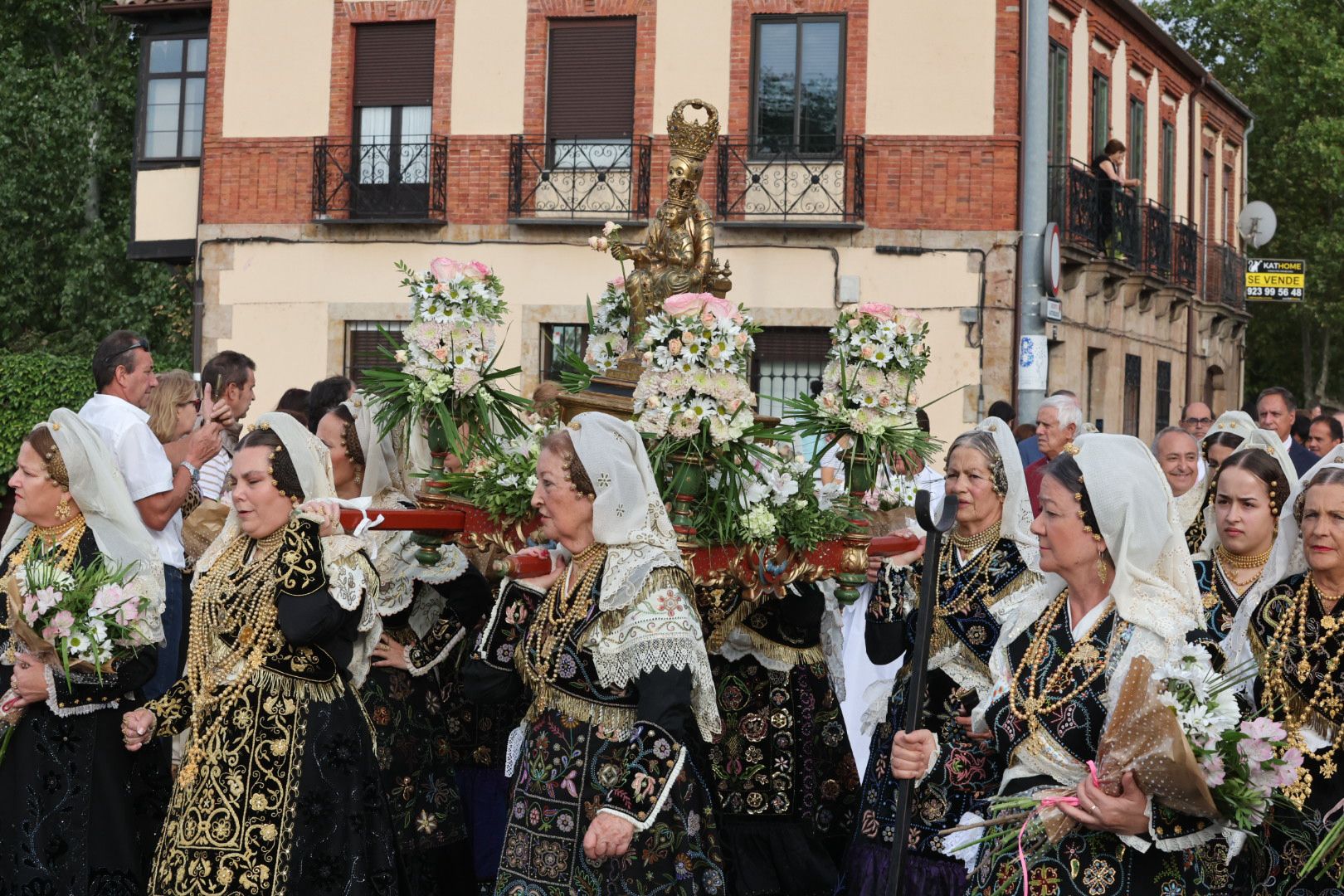Devoción y tradición en la Ofrenda Floral en honor a Santa María de la Vega