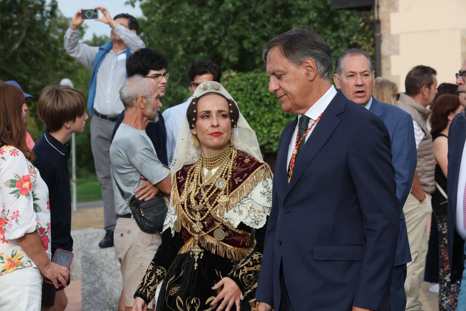 Devoción y tradición en la Ofrenda Floral en honor a Santa María de la Vega
