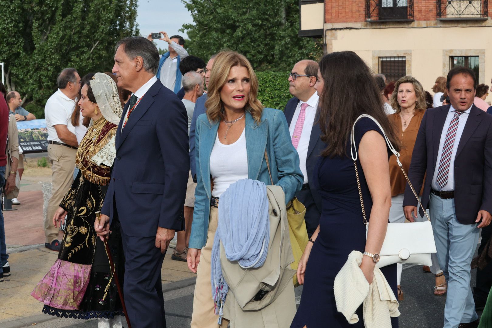 Devoción y tradición en la Ofrenda Floral en honor a Santa María de la Vega