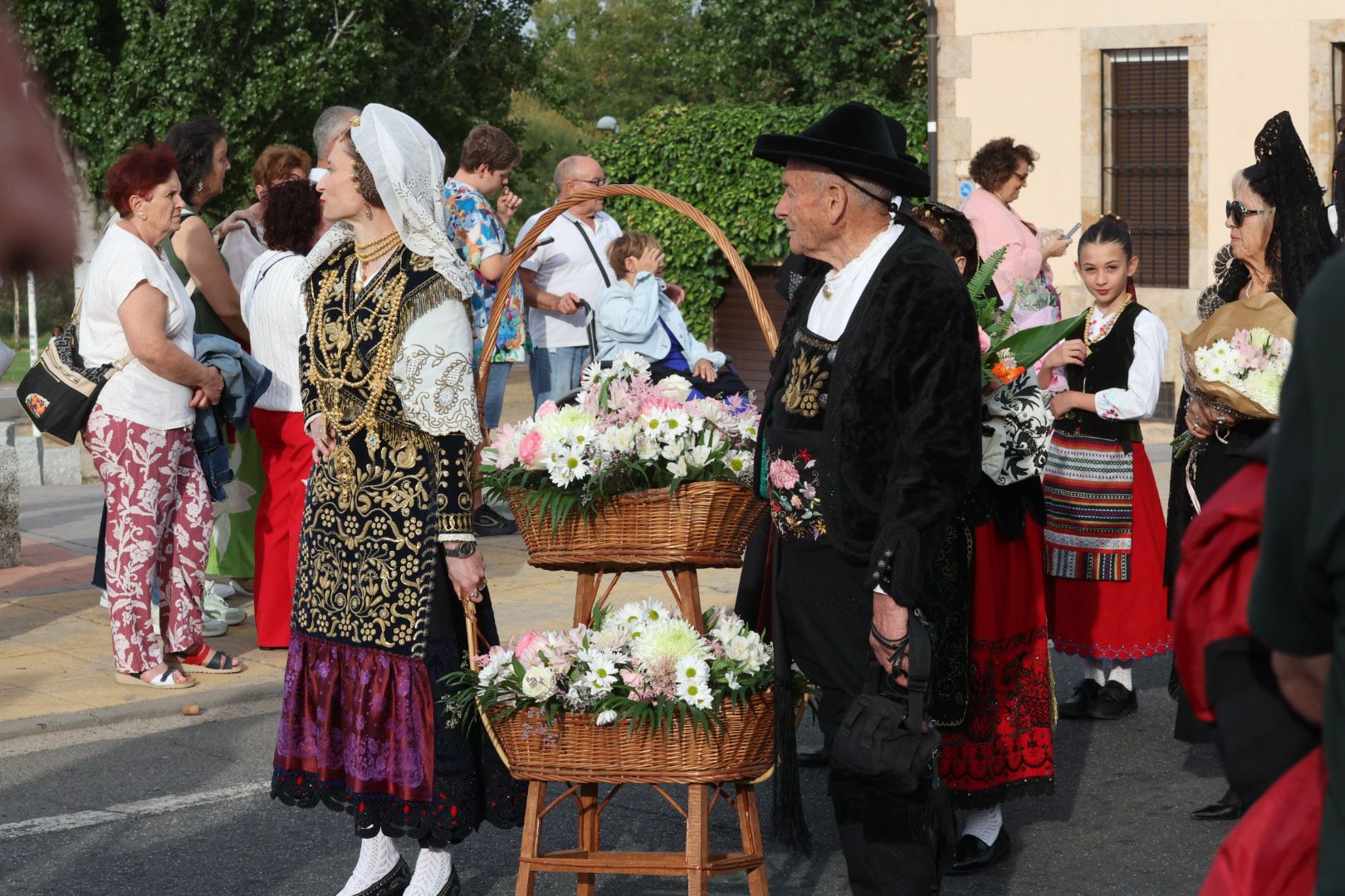 Devoción y tradición en la Ofrenda Floral en honor a Santa María de la Vega