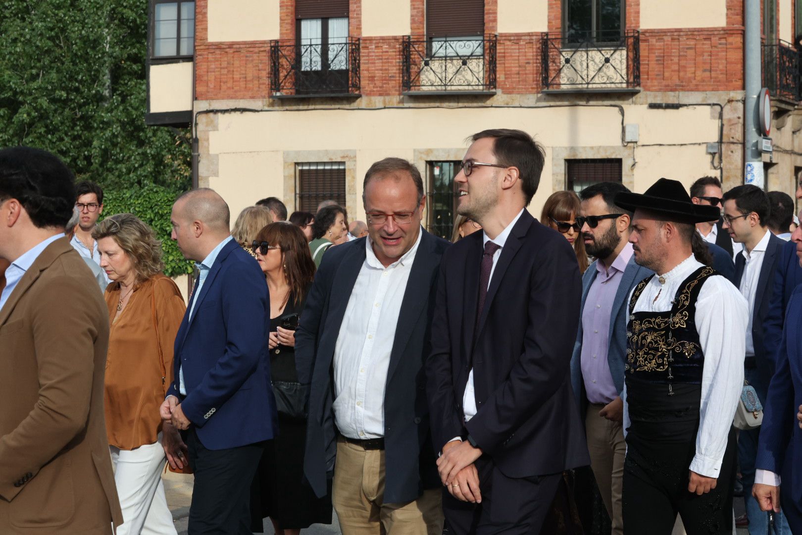 Devoción y tradición en la Ofrenda Floral en honor a Santa María de la Vega