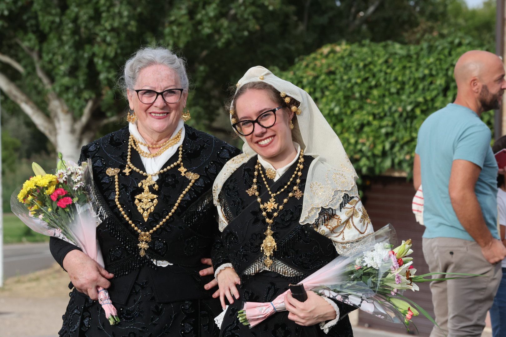 Devoción y tradición en la Ofrenda Floral en honor a Santa María de la Vega