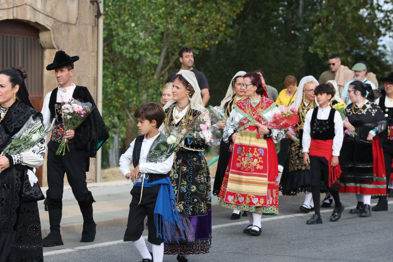 Devoción y tradición en la Ofrenda Floral en honor a Santa María de la Vega