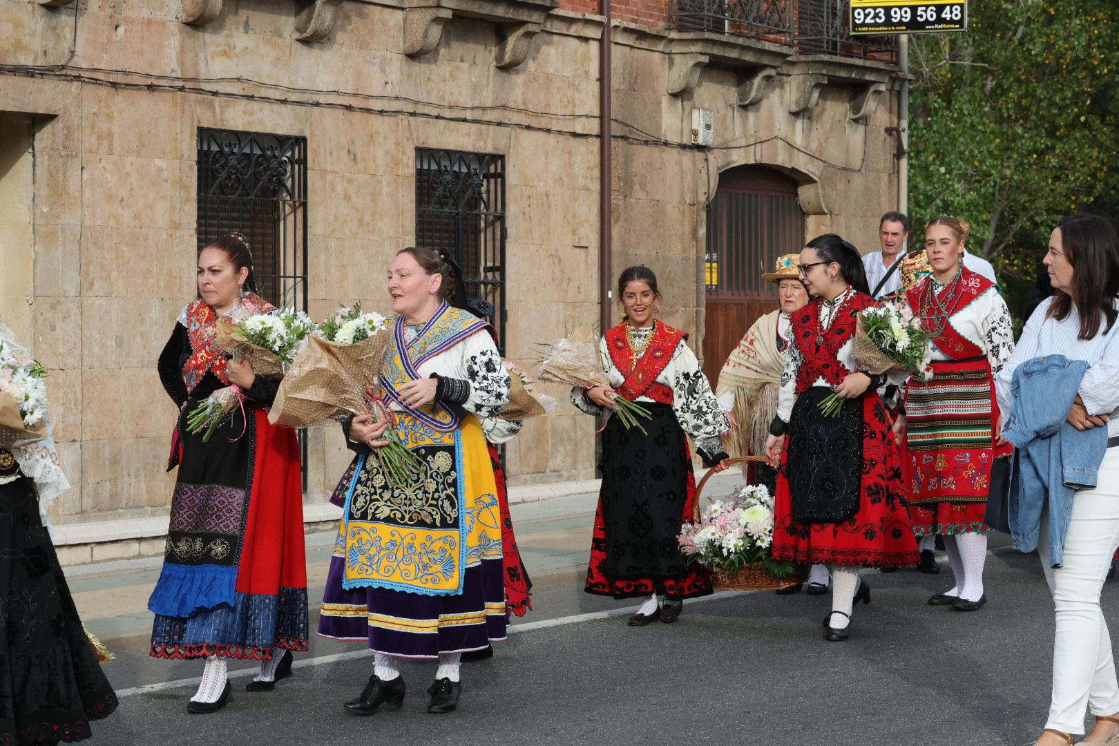 Devoción y tradición en la Ofrenda Floral en honor a Santa María de la Vega