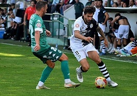 Pugna entre dos jugadores por el balón en Espiñedo