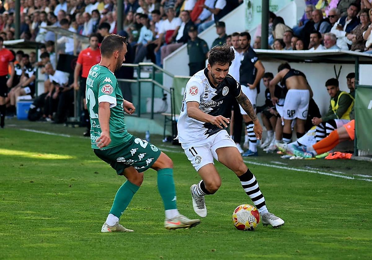 Pugna entre dos jugadores por el balón en Espiñedo