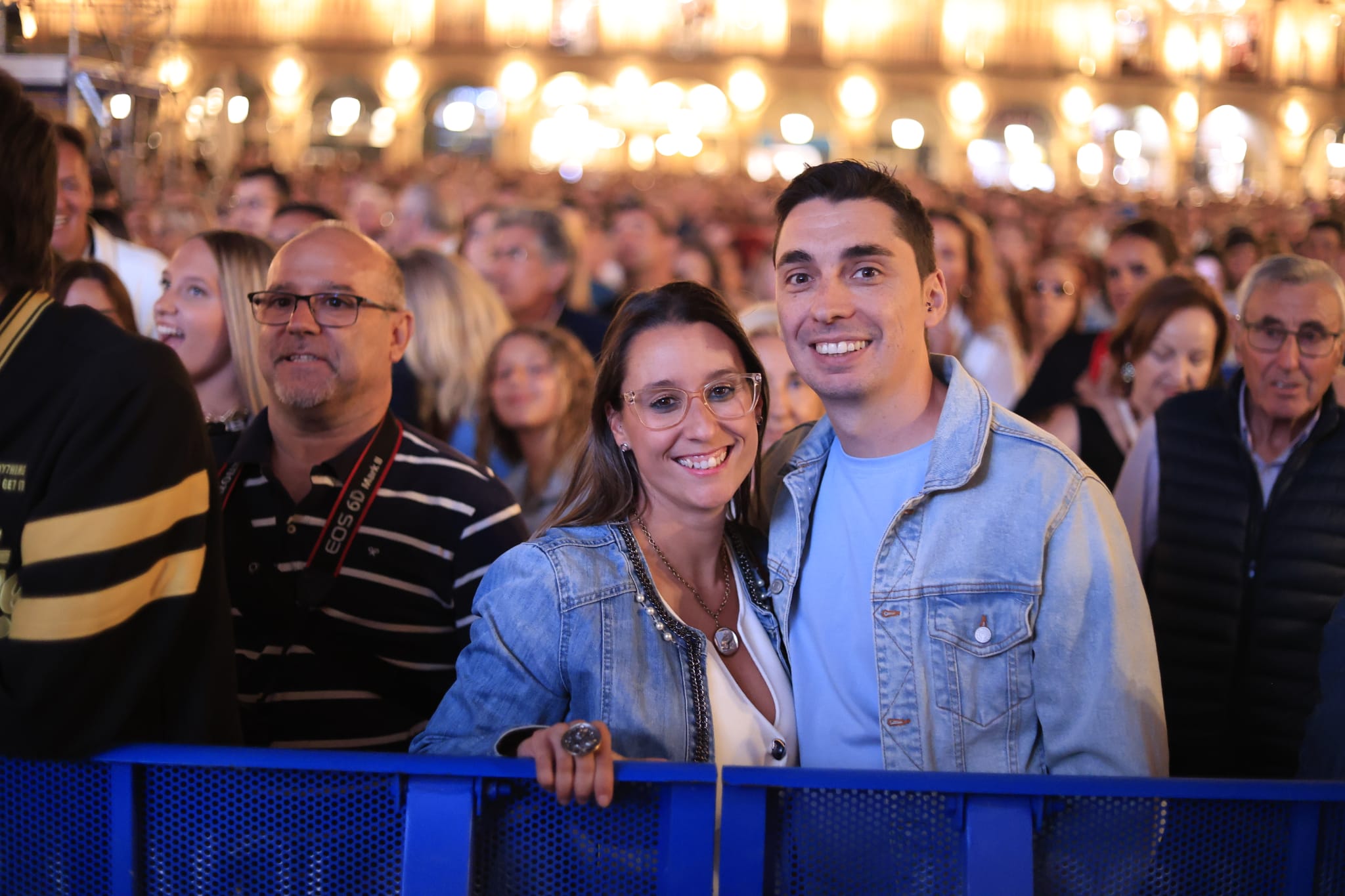 Un inesperado Antonio José llena de arte la Plaza Mayor de Salamanca