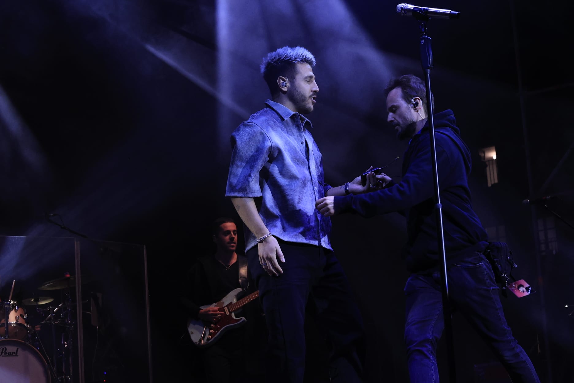 Un inesperado Antonio José llena de arte la Plaza Mayor de Salamanca